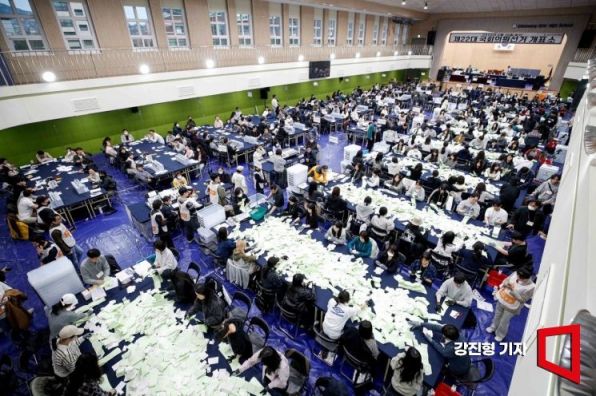 10일 서울 용산구 신광여자고등학교 개표서에서 개표가 진행되고 있는 모습. [사진=아시아경제 강진형 기자]