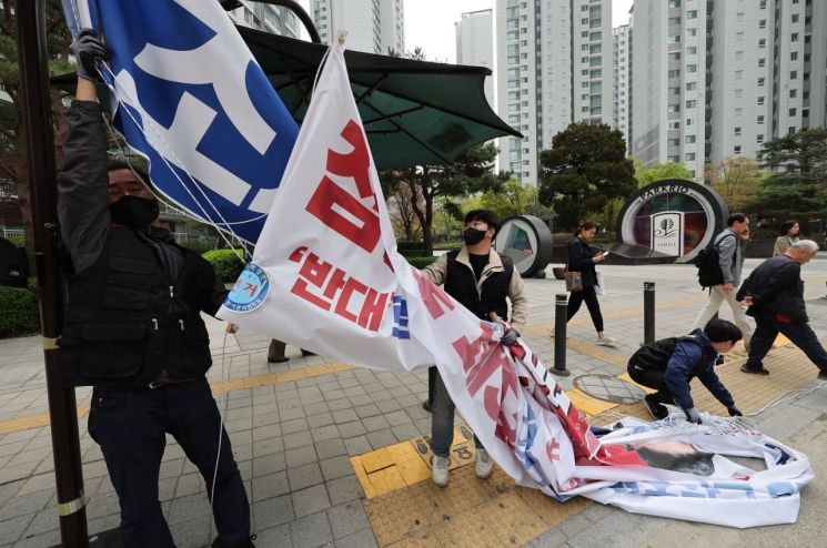 송파구,봄맞이 대청소...선거 현수막 떼고 묵은 때 씻어내