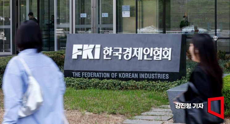 서울 여의도 한국경제인협회에서 입주사 직원들이 이동하고 있다. 사진=강진형 기자