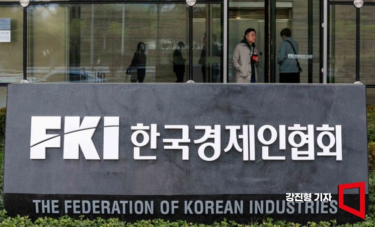 서울 여의도 한국경제인협회에서 입주사 직원들이 이동하고 있다. 강진형 기자
