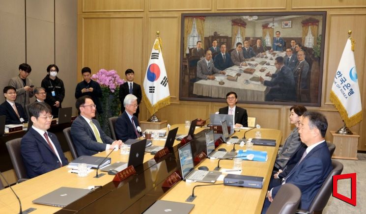 이창용 한국은행 총재가 12일 서울 중구 한국은행에서 열린 금융통화위원회를 주재하고 있다. 사진=사진공동취재단