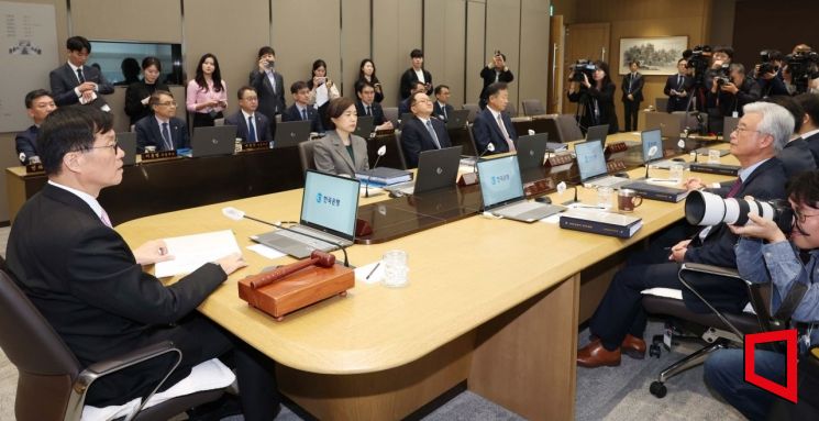 이창용 한국은행 총재가 12일 서울 중구 한국은행에서 열린 금융통화위원회를 주재하고 있다. 사진=사진공동취재단