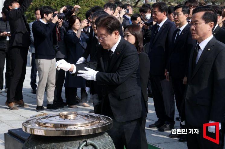 [포토] 현충탑에 분향하는 이재명 대표