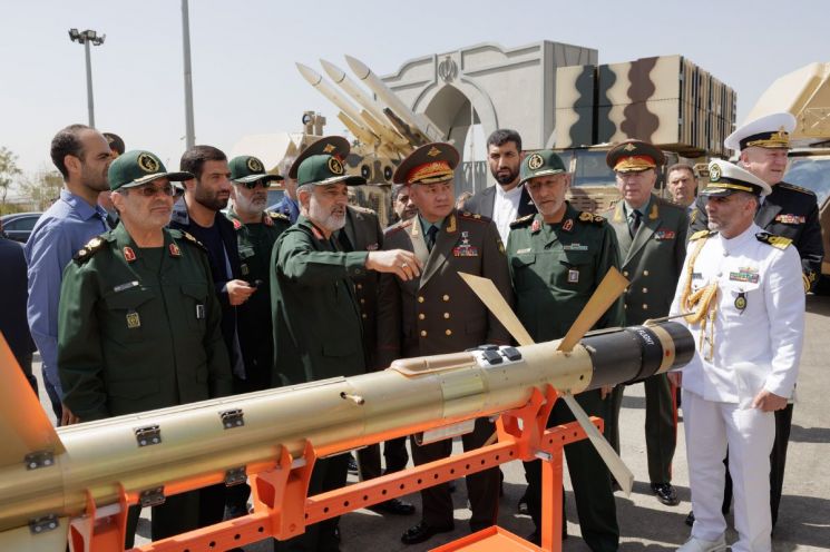 지난해 9월 세르게이 쇼이구 러시아 국방장관이 이란을 방문해 358 미사일에 대한 설명을 듣고 있다. [이미지출처=러시아 국방부]