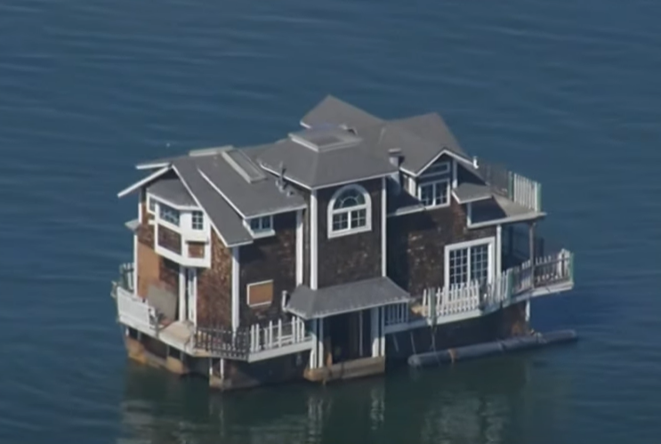 바다 한 가운데 2층 집이 왜…'물 위의 집' 미국서 화제