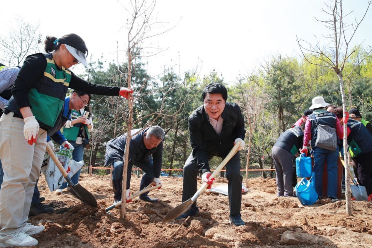 관악구, 제79회 식목일 기념 탄소·미세먼지 줄이는 나무심기 동참