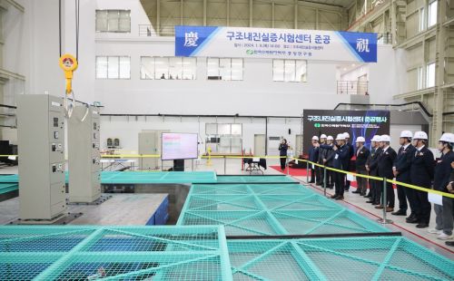 한국수력원자력 중앙연구원 내 구조내진실증시험센터에 있는 대형진동대에서 시험하고 있는 모습. 사진제공=한국수력원자력