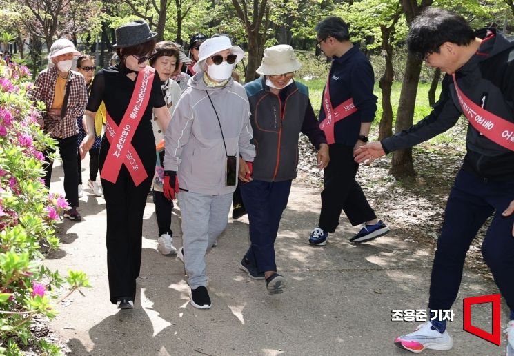살 빠져도 뼈 건강 걱정無…운동하는 노인에 필수인 '식단'