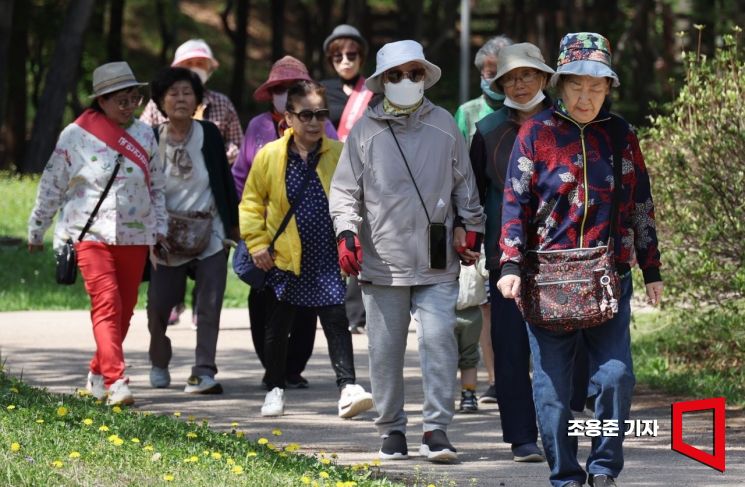 기획-[1000만 노인시대 '3苦' 탈출路-질병] 한국워킹협회 노인건강 치매예방 걷기 행사.
참가 어르신들이 한국워킹협회 회원들과 함께 강남구 일원에코파크를 걷고 있다. 사진=조용준 기자 jun21@