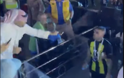 경기 직후 압데라자크 함달라(오른쪽)에게 한 남성 관중이 채찍을 휘두르고 있다. [이미지 출처=X(엑스, 구 트위터) 캡처]
