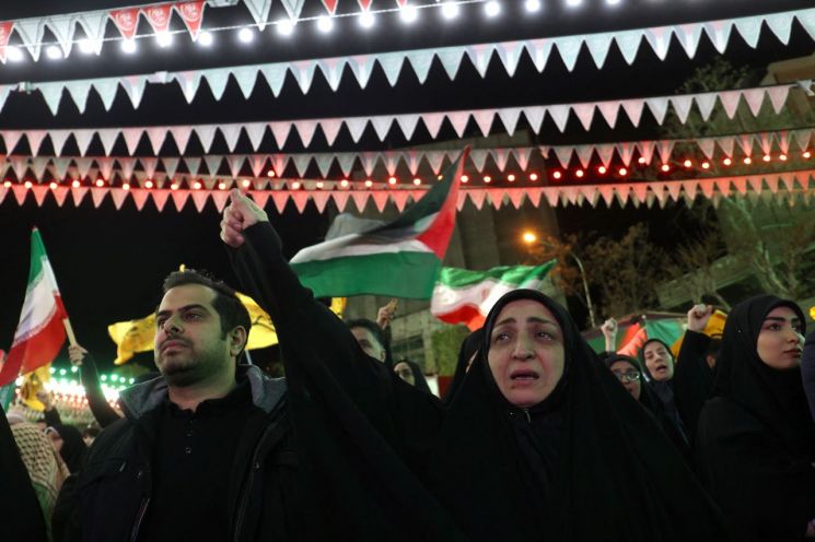 이란 테헤란에서 현지 시위대가 반 이스라엘 구호를 외치며 시위를 벌이고 있다.[사진=로이터 연합뉴스]
