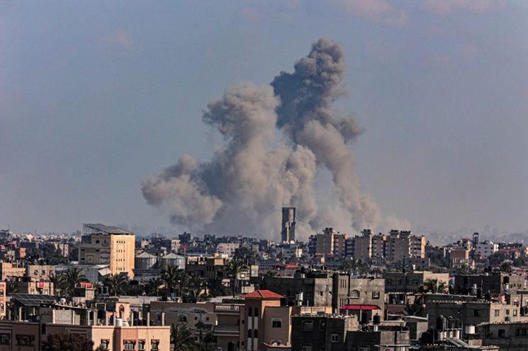 지난달 11일(현지시간) 가자지구 남부 칸 유니스 상공으로 이스라엘군의 폭격으로 인한 검은 연기가 피어오르고 있다. [이미지출처=연합뉴스]
