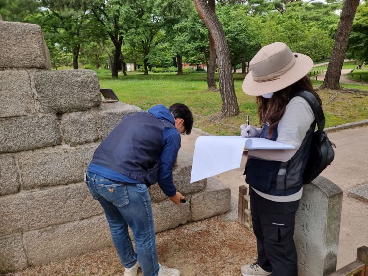 궁궐 석재의 과학적 조사 모습