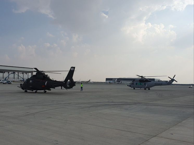 UAE 알막툼 공항에 계류 중인 소형무장헬기 LAH와 수리온 헬기. [이미지출처=연합뉴스]