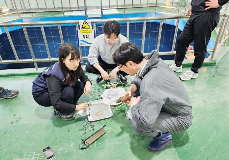 함양군-환경청-한국 수자원이 정수장 합동 점검을 하고 있다.