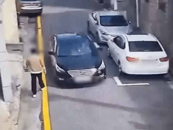 경찰청은 지난 13일 유튜브를 통해 A씨의 범행 장면이 담긴 CCTV 영상을 공개하기도 했다. 이를 보면, A씨는 천천히 골목을 걷다 서행하는 차가 등장하자 가까이 다가갔다. [사진출처=경찰청 유튜브]