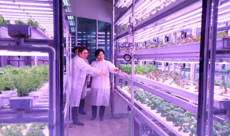 상도역 지하철 유휴공간→수직농장 문화공간 탈바꿈…도심서 작물 재배체험·교육·카페까지