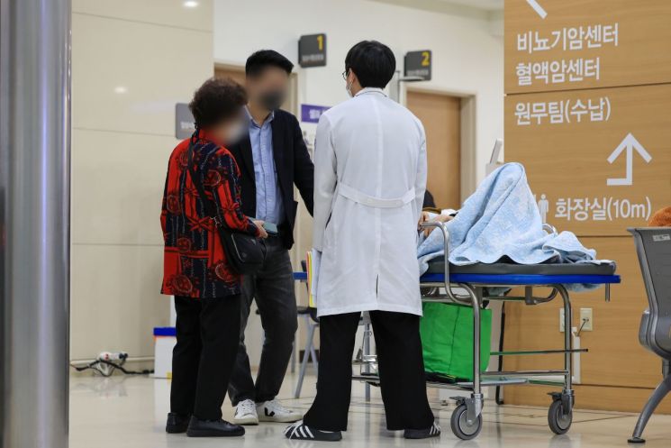 지난 8일 서울의 한 대학병원에서 의료 관계자와 보호자가 대화하고 있다.[이미지출처=연합뉴스]