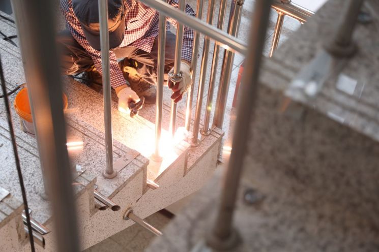 지난해 4월24일 대구 수성구 A 호텔 계단에서 작업자가 2세 여아 추락사고가 발생한 계단 난간 살대를 추가 설치하기 위해 용접을 하고 있다.[사진출처=연합뉴스]