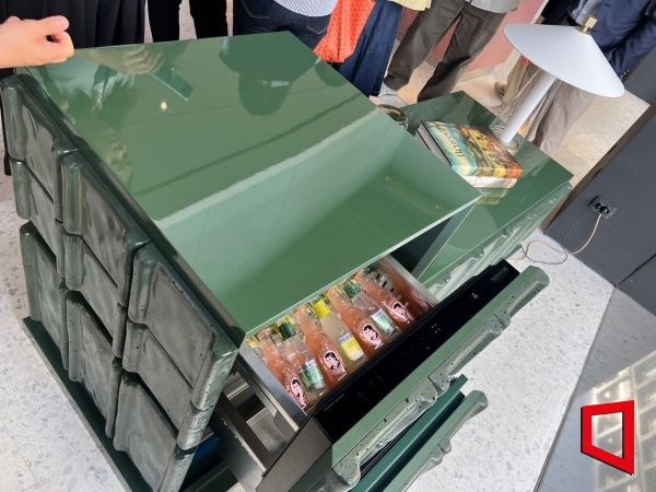 LG전자가 15일 오후(현지시간) 이탈리아 피아차 카브르 광장 인근에 위치한 시그니처 키친 스위트 쇼룸에서 언더카운터 모듈형 냉장고를 전시하고 있다. [사진=한예주 기자]