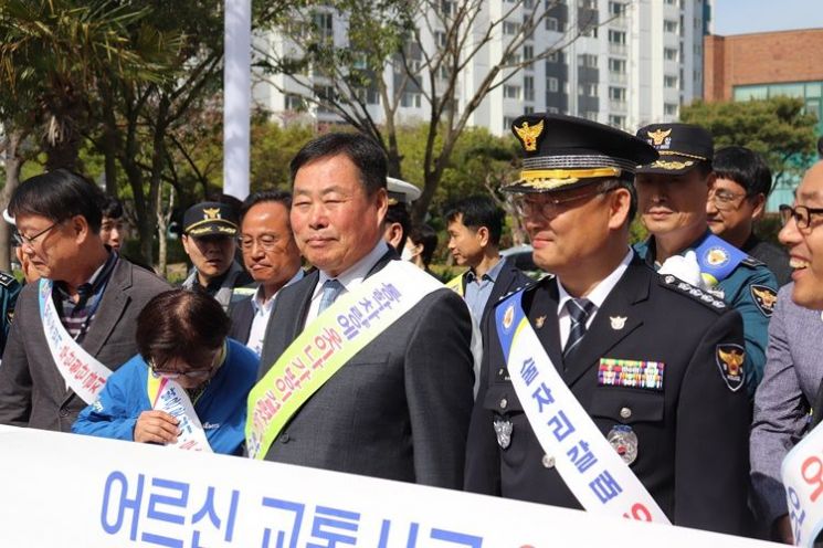 (우측)강용준 무안경찰서장과 김산 무안구수가 생활 밀착형 교통안전 캠페인에 참여하고 있다. [사진제공=무안경찰서]