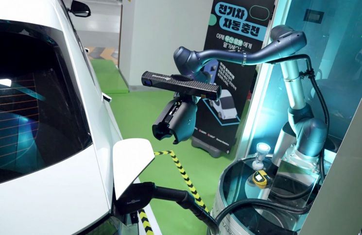 "로봇이 전기차 충전해요"…두산로보틱스, LG전자와 자동 충전 솔루션