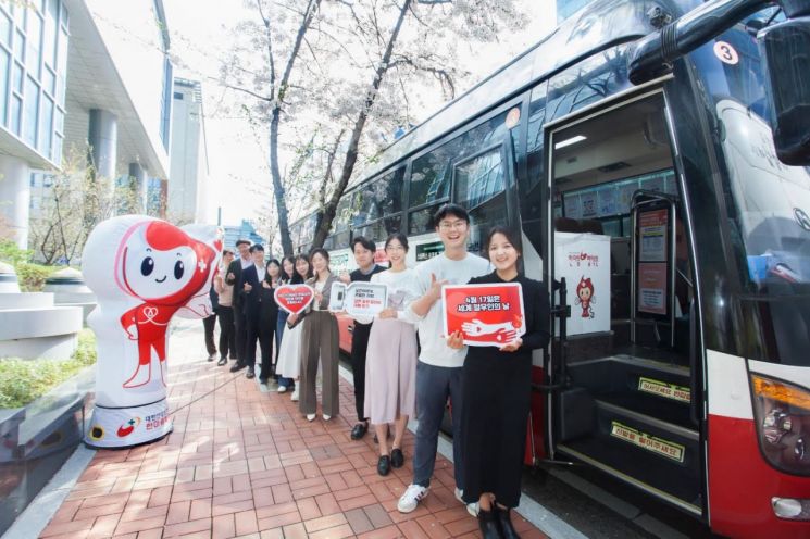 SK플라즈마 임직원들이 세계 혈우인의 날을 맞아 혈우인을 응원하는 팻말을 들고 헌혈 캠페인을 진행하고 있다.[사진제공=SK플라즈마]
