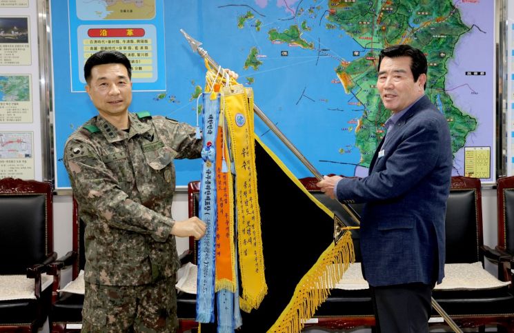 김동일 보령시장(사진 오른쪽)이 의장으로 있는 보령시통합방위협의회가 국무총리 표창을 수상했다. / 보령시