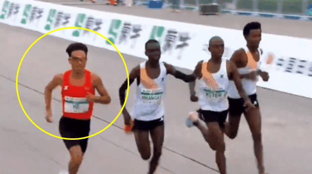 결승선 앞두고 왜 양보를…중국 마라톤서 개최국 1등 몰아주기 의혹