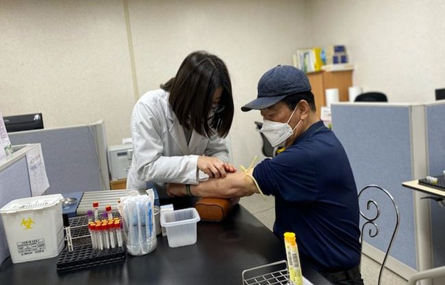 한 시민이 C형간염 항체 검사를 위해 채혈을 하고 있다.[사진제공=나주시보건소]