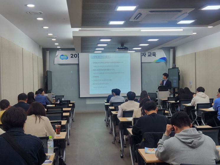 경기도는 16일 서울 용산역 회의실에서 31개 시군 대부업 담당 공무원을 대상으로 교육을 실시했다.