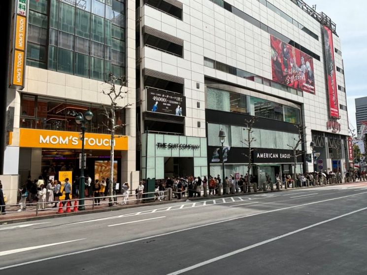 도쿄 1호점 시부야 맘스터치에 들어가기 위해 고객들이 대기하고 있다.