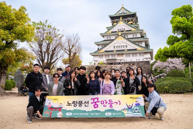 노랑풍선 관계자와 꿈 만들기 프로젝트 참가자들이 일본 오사카성을 배경으로 기념촬영하고 있다.[사진제공=노랑풍선]