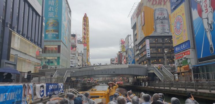 노랑풍선 꿈 만들기 프로젝트 참가자들이 일본 오사카 도톤보리에서 리버크루즈에 탑승해 안내원의 설명을 듣고 있다.