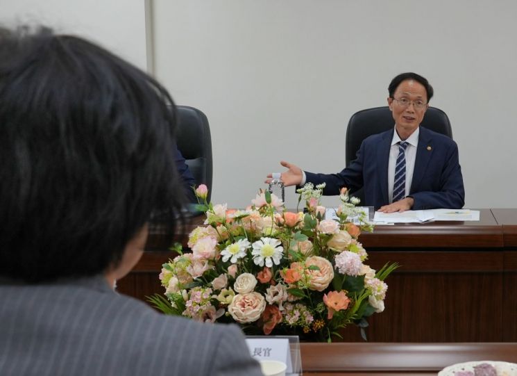 조홍선 공정거래위원회 부위원장이 16일 세종청사에서 아라이 유타카 일본 소비자청 장관과 면담하고 있다.