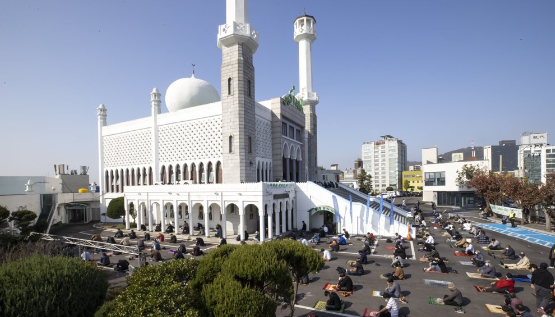 서울 이슬람 중앙성원에서 무슬림들이 예배를 하는 모습. [사진=연합뉴스]