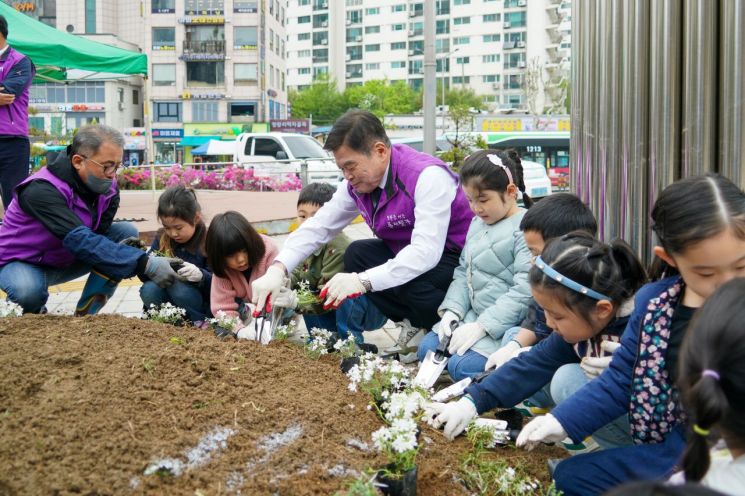 '꽃의 도시' 동대문구 청량리역 광장 '매력정원' 조성 