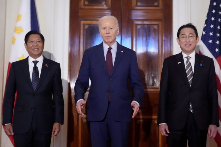 조 바이든 미국 대통령(가운데)이 지난 11일(현지시간) 워싱턴 DC 백악관 이스트룸에서 기시다 후미오 일본 총리(오른쪽), 페르디난드 마르코스 주니어 필리핀 대통령과 3국 정상회의를 하기에 앞서 발언하고 있다.  AP·연합뉴스