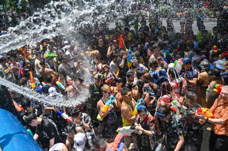 비극이 된 지상최대 물축제…206명 숨지고 1600명 다친 태국
