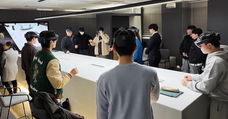 ‘쓱싹’ 테슬라 전기차도 분해… 대구가톨릭대, ‘증강현실 교육 콘텐츠’ 눈길