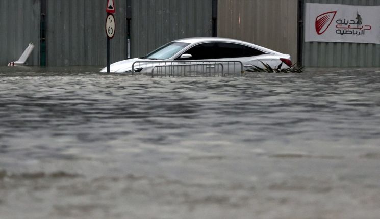 16일(현지시간) 두바이에서 폭우로 주요 도로가 침수됐다. [이미지출처=EPA연합뉴스]