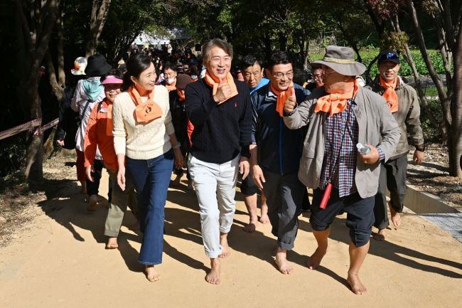 서구가 주민들이 언제나 편리하고 쉽게 이용할 수 있는 ‘내곁에 맨발로’를 전체 18개 동 24곳에 조성했다.[사진제공=서구]