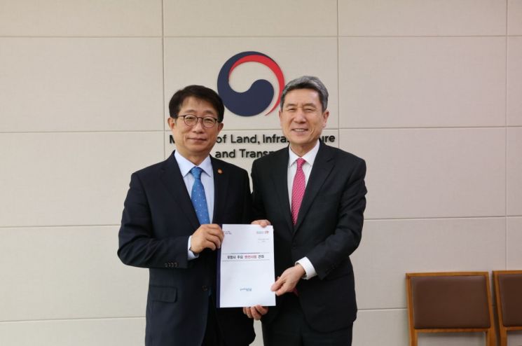 지난 3월 박상우 국토교통부 장관을 만나 포항의 주요 현안 사업을 건의하고, 적극적인 지원을 요청한 이강덕 포항시장(오른쪽).