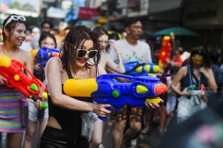 태국 최대 명절이자 '지상 최대 물 축제'로 불리는 송끄란 기간에 사람들이 물총 놀이를 즐기고 있다  [이미지출처=로이터연합뉴스]