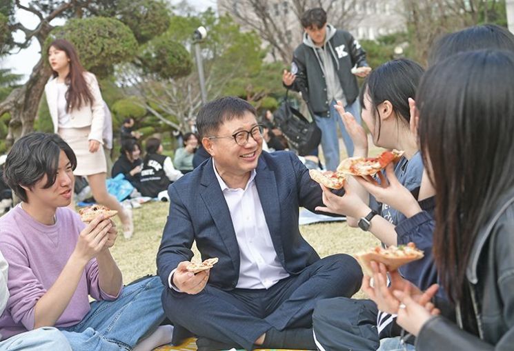 인생네컷 찍고 잔디밭 피크닉…총장님은 소통중
