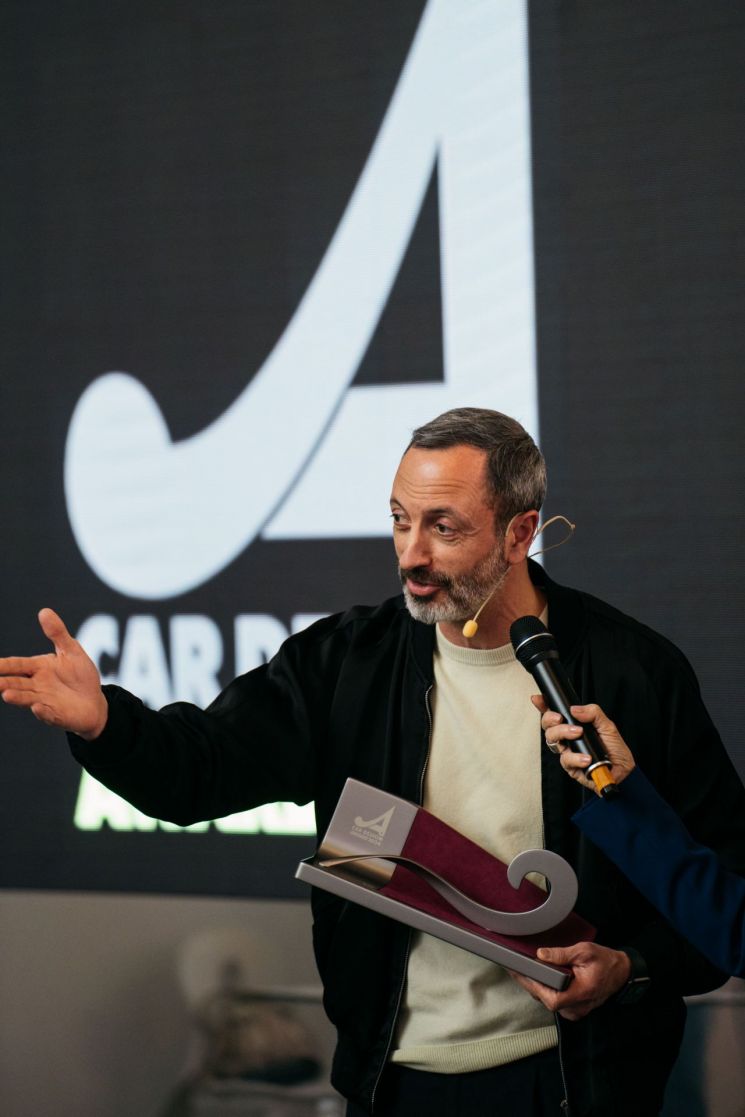 17일(현지시각) 이탈리아 밀라노의 ADI 디자인 박물관에서 진행된 '2024 카 디자인 어워드' 시상식에서 카림 하비브 기아 글로벌디자인담당 부사장이 수상소감을 말하고 있다.(사진제공=기아)