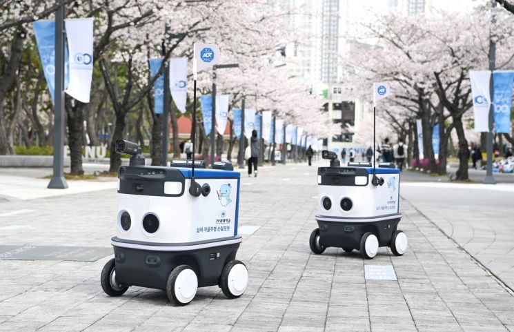 'AI 순찰로봇'이 국립부경대 캠퍼스에서 순찰하고 있다.
