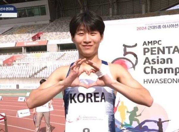 부산체고 양우승 선수가 '2024 근대 5종 아시아선수권' U19에서 금메달을 따고 기뻐하고 있다.