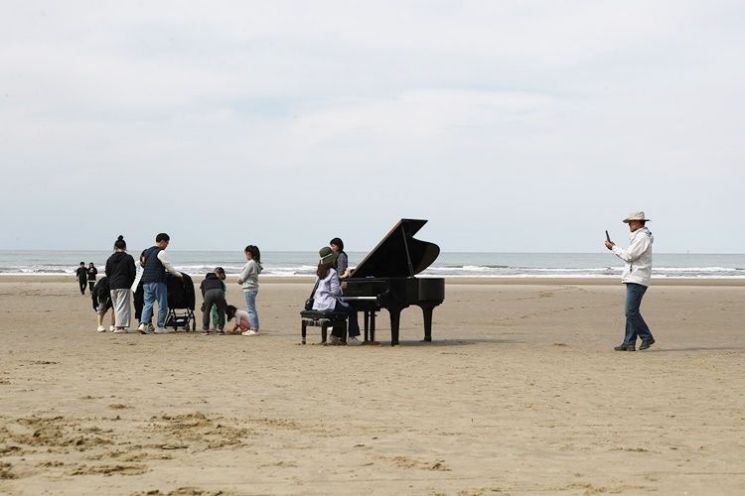 신안군, 전국적 이목 끄는 자은도 양산해변 ‘피아노 포토존’ 