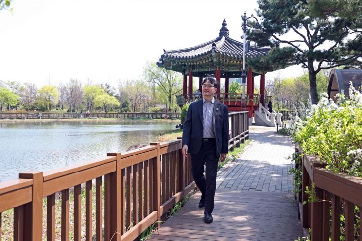 지난 9일 임기근 조달청장이 대전 한밭수목원 산책로를 걷고 있다. 조달청 제공